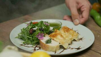 pollo rotolo con spinaci bene servito su un' piatto con verdi, fiore decorazioni e verde olio video