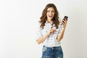 bonito mujer hablando en teléfono inteligente, sonriente mirando en cámara, aislado foto