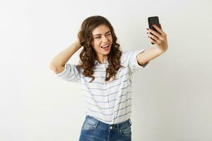 hermosa mujer haciendo selfie foto en móvil teléfono, sonriente, aislado, parpadeo,