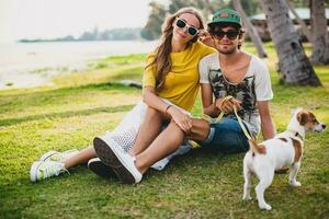 joven elegante hipster Pareja en amor jugando perro joven elegante hipster Pareja en amor jugando perro foto