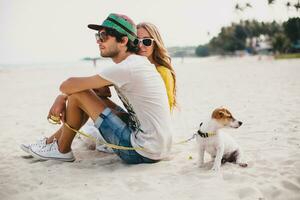 joven elegante hipster Pareja en amor jugando perro foto