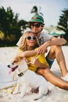 joven elegante hipster Pareja en amor jugando perro foto