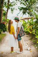 joven elegante hipster Pareja en amor en vacaciones con perro foto