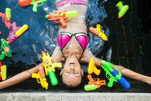 sexy mujer en vistoso bikini jugando teniendo divertido a verano verano piscina en vacaciones en Tailandia foto