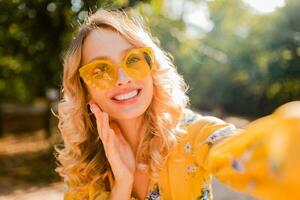 elegante mujer en amarillo blusa foto