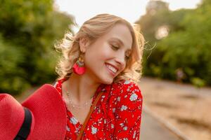 atractivo elegante rubio sonriente mujer en Paja rojo sombrero y blusa verano Moda foto