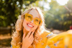 elegante mujer en amarillo blusa foto