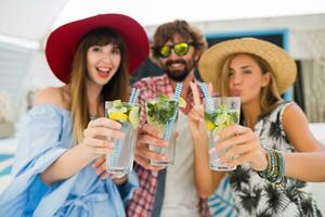 joven hipster empresa de amigos en vacaciones foto