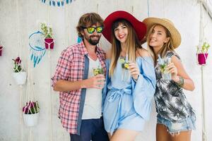 joven hipster empresa de amigos en vacaciones foto