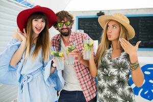 joven hipster empresa de amigos en vacaciones foto