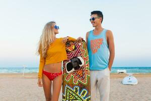 joven Pareja teniendo divertido en playa foto