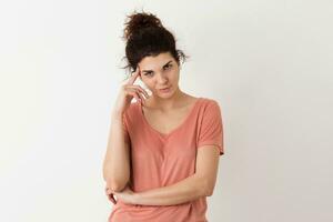 retrato de joven natural mirando sonriente contento hipster bonito mujer en rosado camisa foto