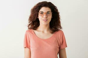 retrato de joven natural mirando sonriente contento hipster bonito mujer en rosado camisa foto