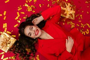 atractivo mujer celebrando Navidad en rojo antecedentes en papel picado foto