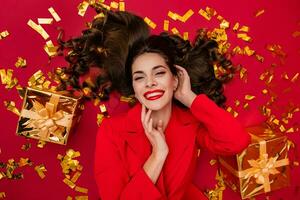 atractivo mujer celebrando Navidad en rojo antecedentes en papel picado foto