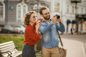 hombre y mujer en romántico vacaciones caminando juntos foto