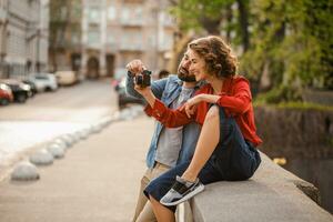 hombre y mujer en romántico vacaciones caminando juntos foto