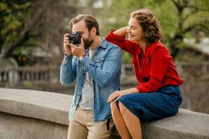 hombre y mujer en romántico vacaciones caminando juntos foto