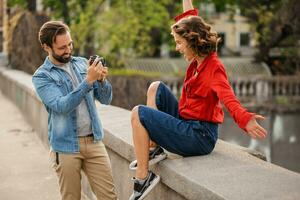 hombre y mujer en romántico vacaciones caminando juntos foto