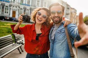 hombre y mujer en romántico vacaciones caminando juntos foto