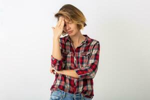 joven emocional mujer en a cuadros camisa foto