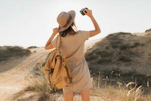 mujer en Desierto caminando en safari foto