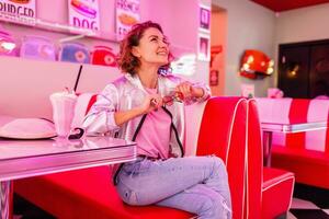 elegante sonriente mujer en retro Clásico café foto