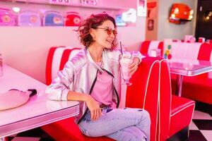 elegante sonriente mujer en retro Clásico café foto