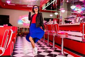 elegante sonriente mujer en retro Clásico café foto