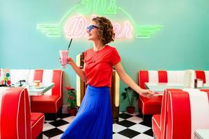 elegante sonriente mujer en retro Clásico café foto