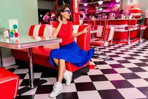 elegante sonriente mujer en retro Clásico café foto