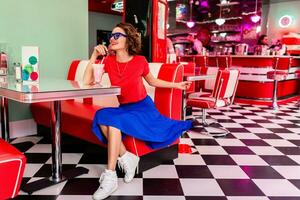 elegante sonriente mujer en retro Clásico café foto