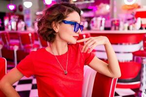 elegante sonriente mujer en retro Clásico café foto