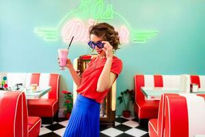 elegante sonriente mujer en retro Clásico café foto