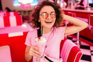 elegante sonriente mujer en retro Clásico café foto