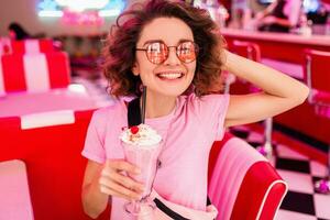 elegante sonriente mujer en retro Clásico café foto