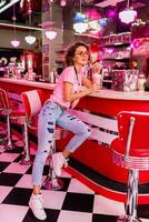 elegante sonriente mujer en retro Clásico café foto