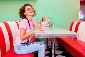 elegante sonriente mujer en retro Clásico café foto