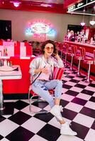 elegante sonriente mujer en retro Clásico café foto