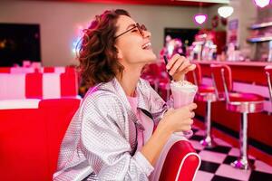 elegante sonriente mujer en retro Clásico café foto