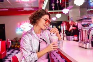 elegante sonriente mujer en retro Clásico café foto