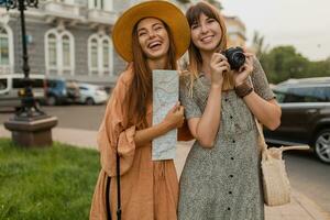 elegante joven mujer de viaje juntos verano Moda estilo vestidos foto