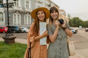 elegante joven mujer de viaje juntos verano Moda estilo vestidos foto