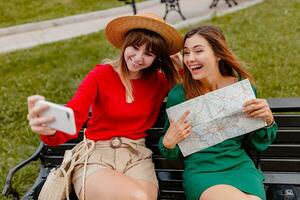 elegante joven mujer de viaje juntos verano Moda estilo foto