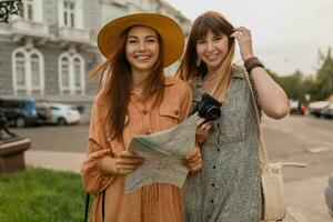 elegante joven mujer de viaje juntos verano Moda estilo vestidos foto