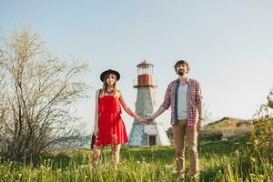 joven elegante Pareja en amor en campo, indie hipster bohemio estilo foto