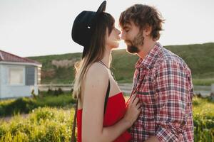 joven elegante Pareja en amor en campo, indie hipster bohemio estilo foto