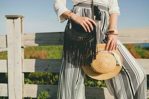 contento joven hermosa elegante mujer, primavera verano Moda tendencia foto