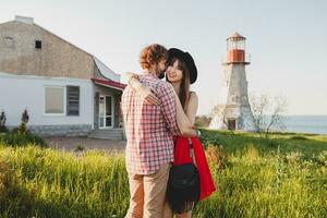 joven elegante Pareja en amor en campo, indie hipster bohemio estilo foto