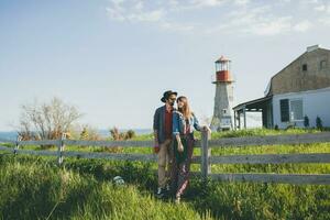 elegante hipster Pareja en amor caminando con perro en campo foto